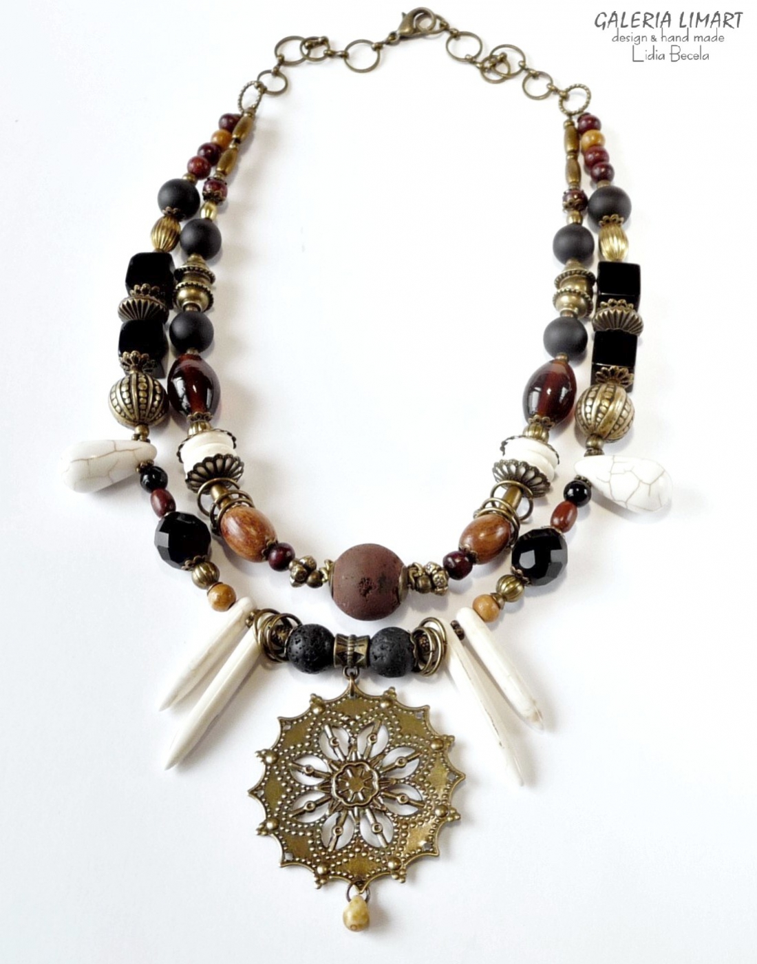 jedyna w swoim rodzaju kompozycja okazałego naszyjnika w duchu biżuterii etnicznej zainspirowanej cudną biżuterią afrykańską